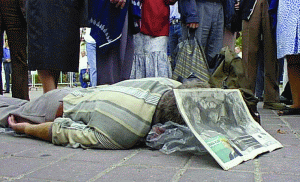 În timp ce FNI "lucra" pentru ei, unii au adormit definitiv...(fotografie de la manifestaţiile păgubiţilor FNI din anul 2000) În timp ce FNI "lucra" pentru ei, unii au adormit definitiv...(fotografie de la manifestaţiile păgubiţilor FNI din anul 2000)